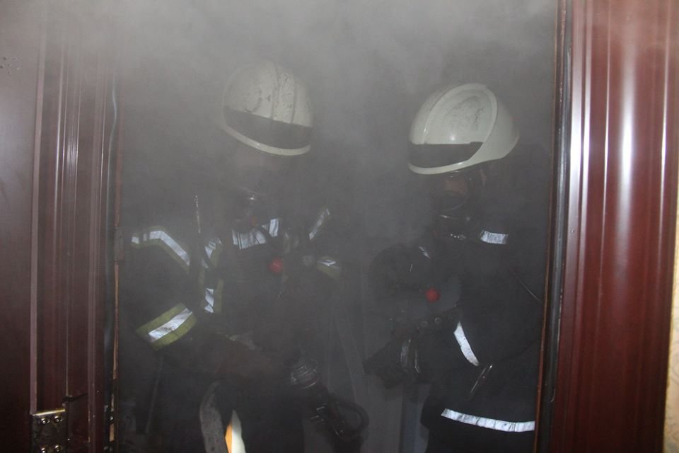 Во время тушения пожара огнеборцы спасли 2-х жителей квартиры