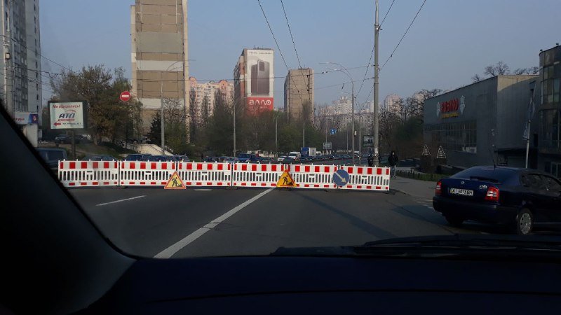 В Киеве на улице Гетьмана провалился асфальт, дорога перекрыта: когда починят 1