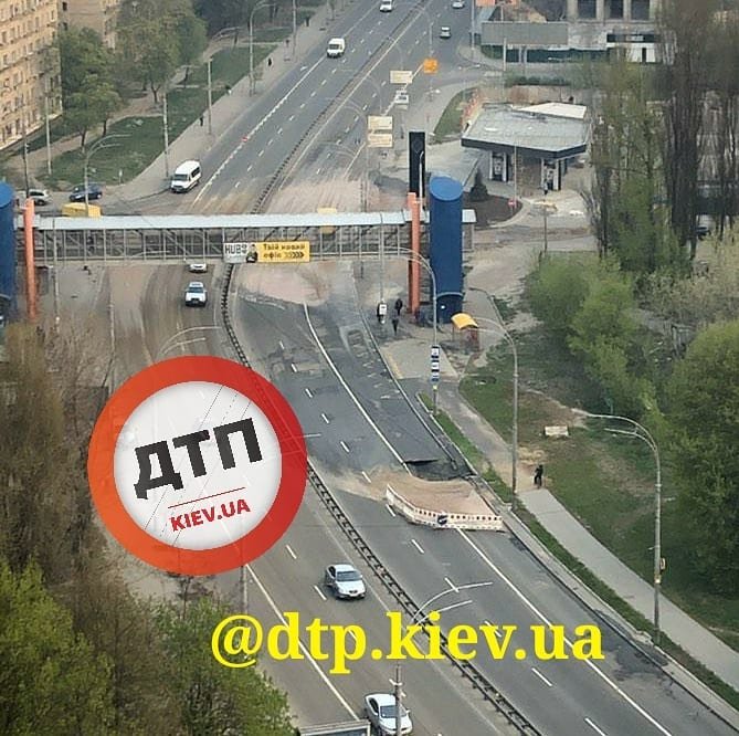 В Киеве на улице Гетьмана провалился асфальт, дорога перекрыта: когда починят 2