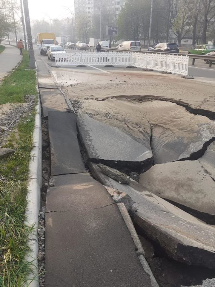 В Киеве на улице Гетьмана провалился асфальт, дорога перекрыта: когда починят 3