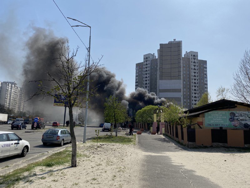 Дым было видно из разных уголков района 