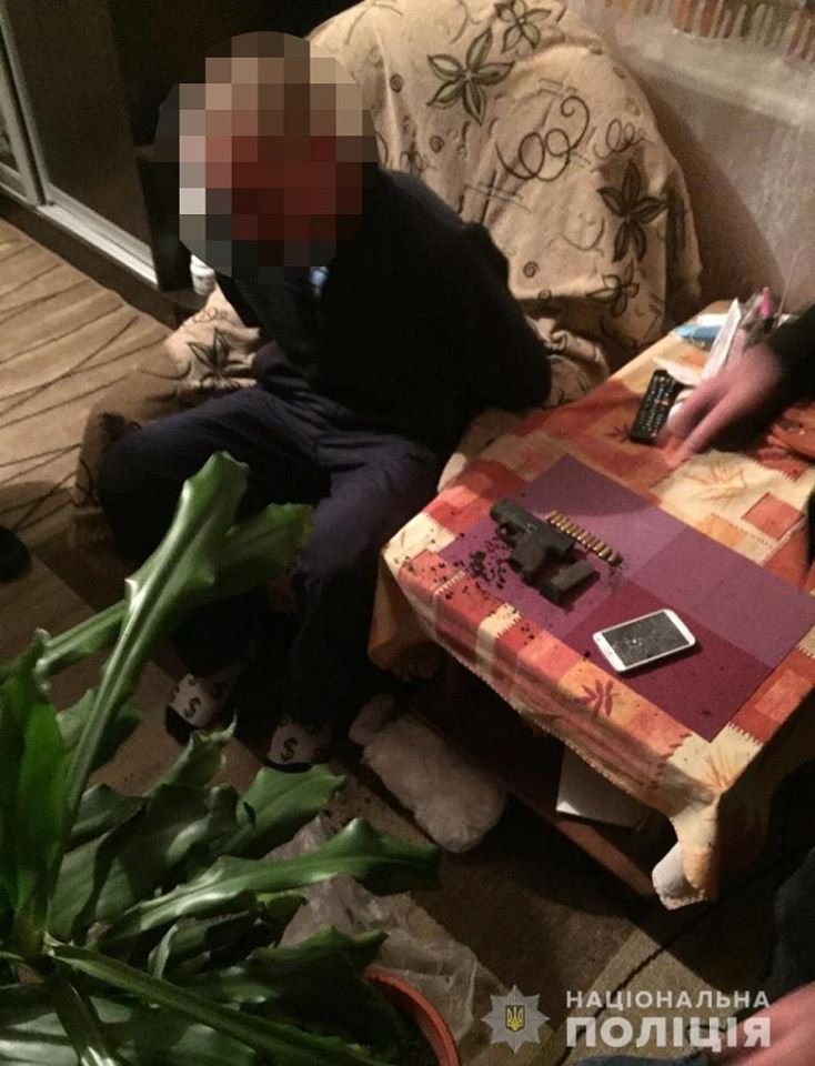 Мужчина спрятал оружие в цветке Мужчина спрятал оружие в цветке