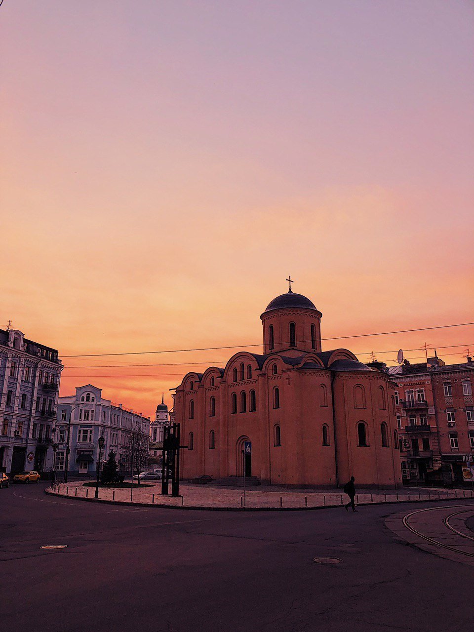 Эти облака плывут невероятно быстро. Эти облака плывут невероятно быстро.