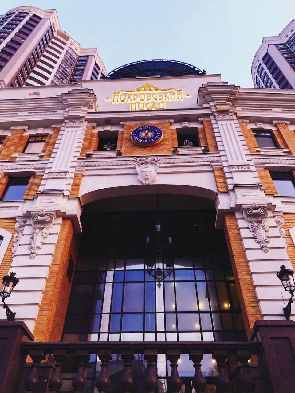 Этот город обо всём нам дарит обещания, Этот город обо всём нам дарит обещания,