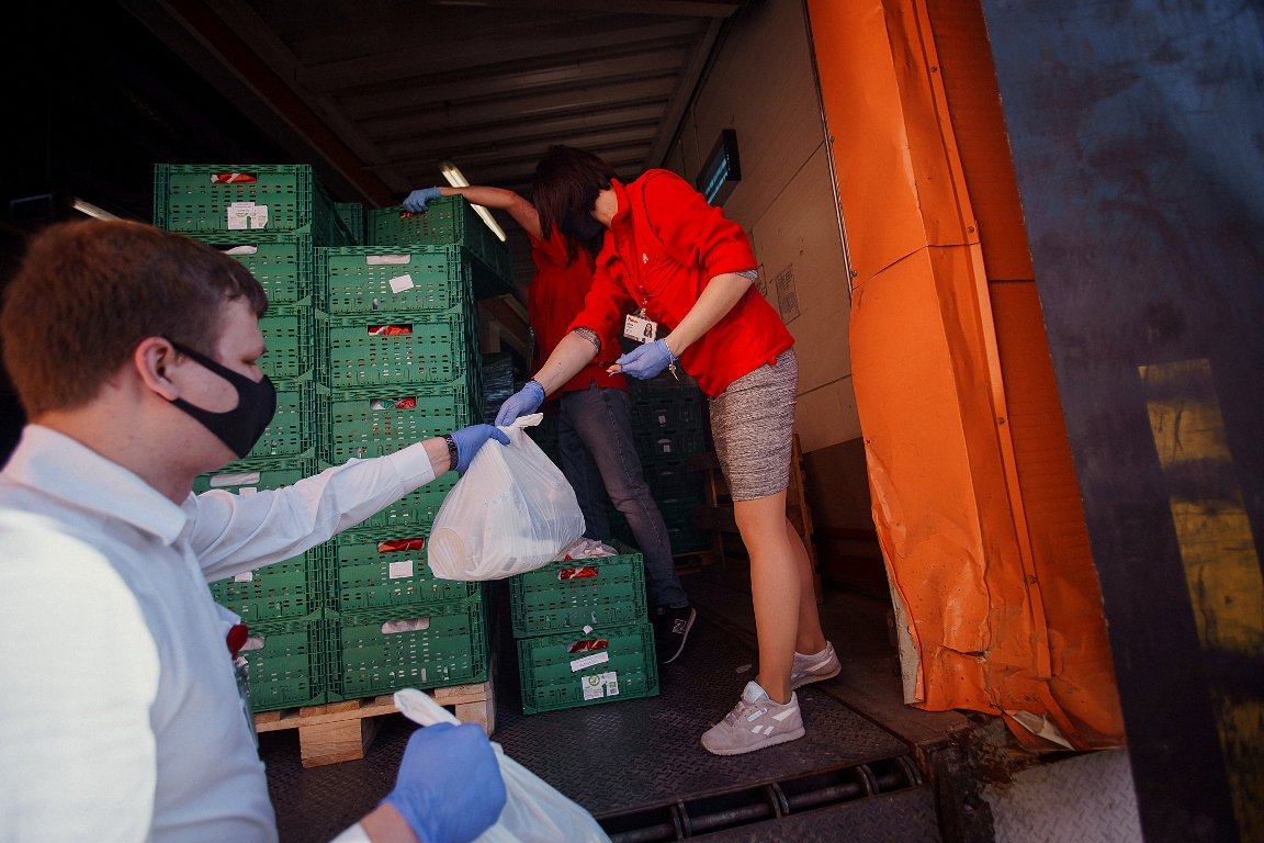 Более 80 волонтеров почти на 40 автомобилях выстроились в очереди возле гипермаркета "Ашан" width="1152" height="768"><figcaption> Более 80 волонтеров почти на 40 автомобилях выстроились в очереди возле гипермаркета "Ашан"
</figcaption></figure></p><p><figure class="image"><img class="wp-image-237668 size-full" src="https://cdn.informator.ua/@dp/media/kiev/2023/10/13/65289276c9654.jpg" alt="Каждый волонтер получил 30 - 40 адресов для доставки" width="1152" height="768"><figcaption> Каждый волонтер получил 30 - 40 адресов для доставки
</figcaption></figure></p><p><figure class="image"><img class="wp-image-237669 size-full" title="Продуктовые наборы" src="https://cdn.informator.ua/@dp/media/kiev/2023/10/13/652892772a664.jpg" alt="Продуктовые наборы" width="1152" height="768"><figcaption> Продуктовые наборы
</figcaption></figure></p><p><figure class="image"><img class="wp-image-237671 size-full" title="Все волонтеры и команда фонда были должным образом проинструктированы о мерах безопасности: своей и подопечных" src="https://cdn.informator.ua/@dp/media/kiev/2023/10/13/652892777d76d.jpg" alt="Все волонтеры и команда фонда были должным образом проинструктированы о мерах безопасности: своей и подопечных" width="1152" height="768"><figcaption> Все волонтеры и команда фонда были должным образом проинструктированы о мерах безопасности: своей и подопечных
</figcaption></figure></p><p><figure class="image"><img class="wp-image-237672 size-full" src="https://cdn.informator.ua/@dp/media/kiev/2023/10/13/65289277d8558.jpg" alt=