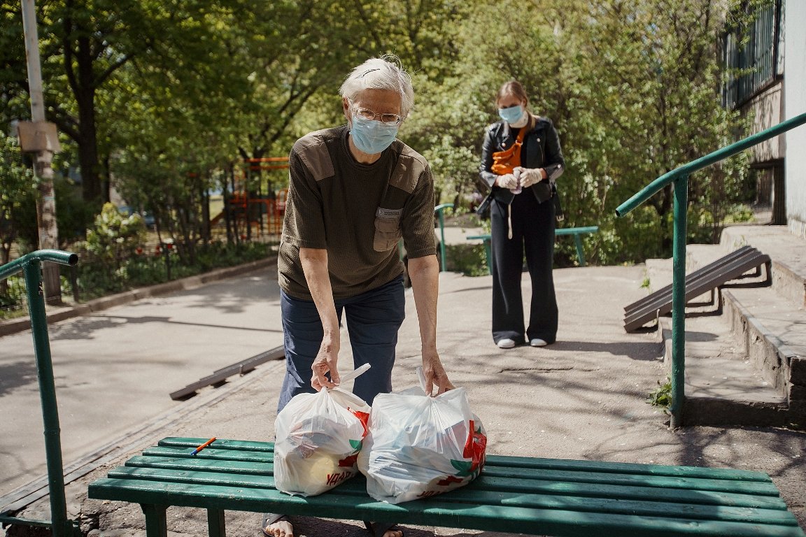 Волонтер предварительно звонит подопечному, предупреждает о доставке и просит ждать на выходе из подъезда.