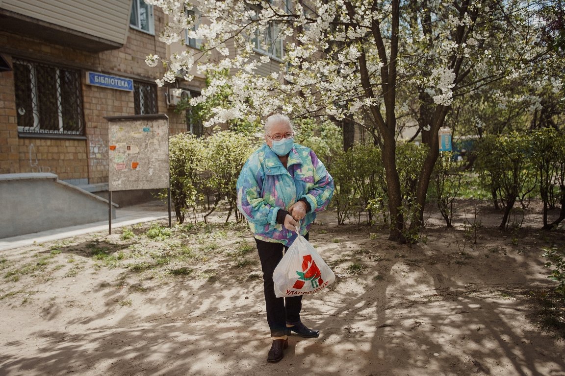 После этого он оставляет у входа пакет, ручки которого предварительно обрабатывает антисептиком, и отходит на безопасную дистанцию