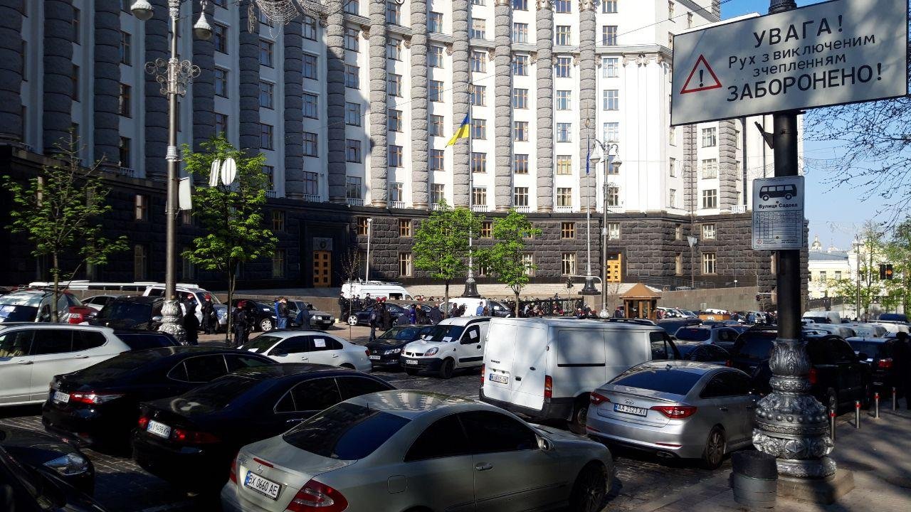 Под Кабмином собрались предприниматели Под Кабмином собрались предприниматели