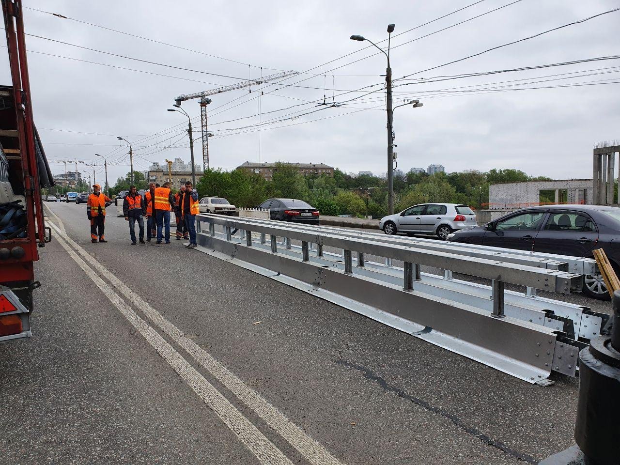 Этот барьер исключает возможность лобового столкновения Этот барьер исключает возможность лобового столкновения