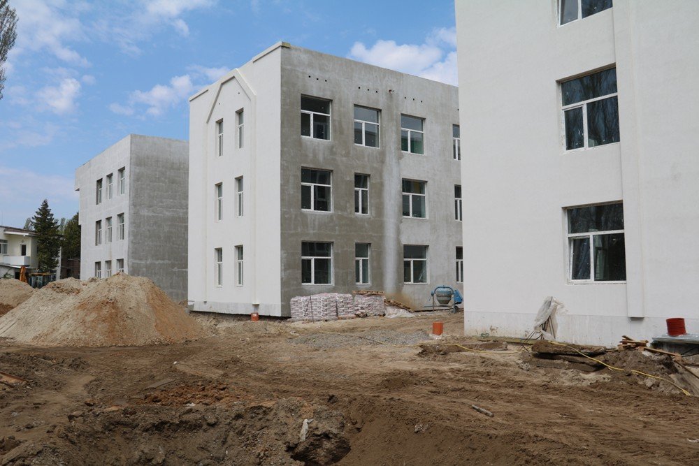 Здание оборудуют системами пожарной сигнализации и видеонаблюдения, а также лифтами и пандусами Здание оборудуют системами пожарной сигнализации и видеонаблюдения, а также лифтами и пандусами