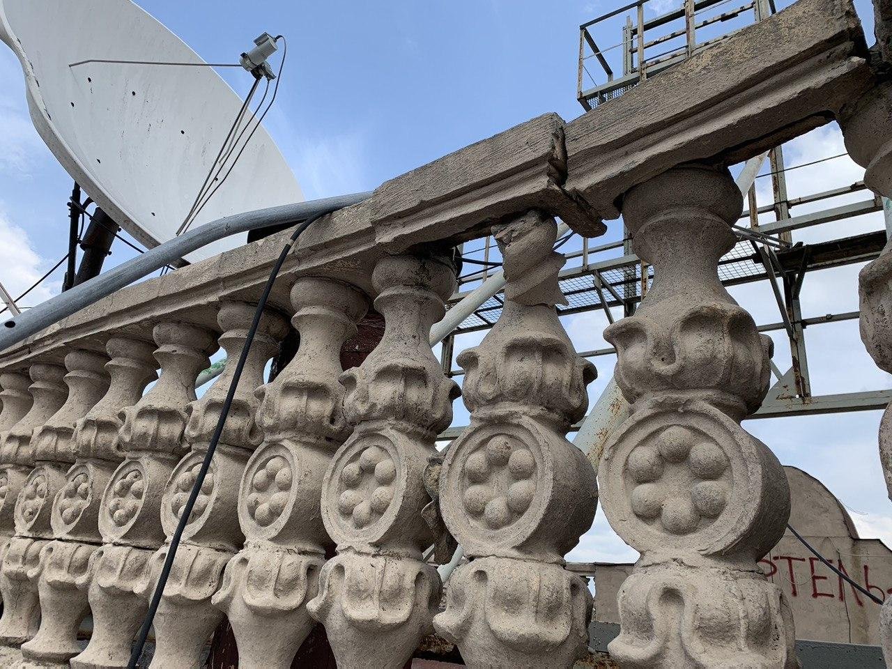 Владелец квартиры сообщает, что не намерен делать никаких надстроек Владелец квартиры сообщает, что не намерен делать никаких надстроек