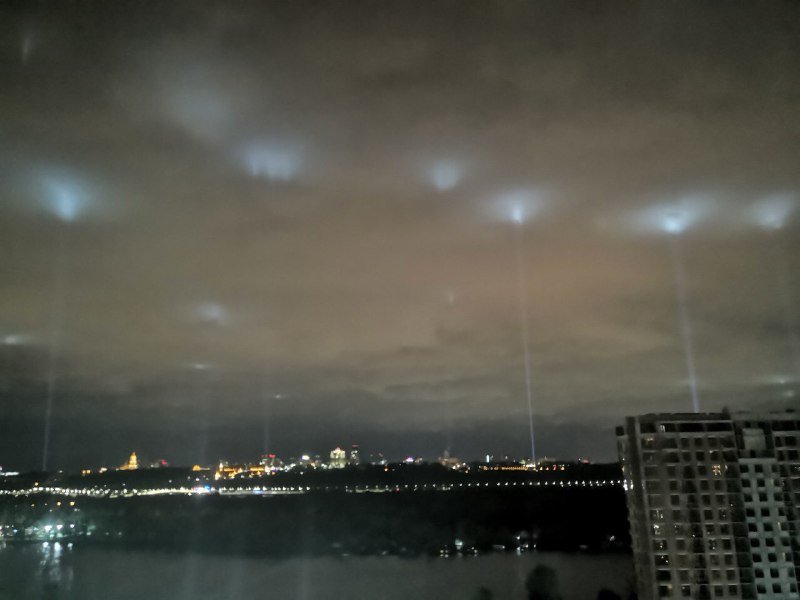 Более 12 локаций города запустили лучи в небо Более 12 локаций города запустили лучи в небо