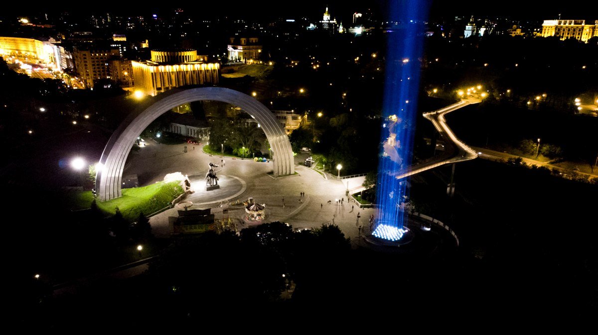 На Арке Дружбы народов свой луч в небо направляла украинская компания Zinteco На Арке Дружбы народов свой луч в небо направляла украинская компания Zinteco