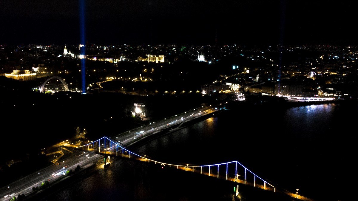 Его свет был виден из разных районов города Его свет был виден из разных районов города