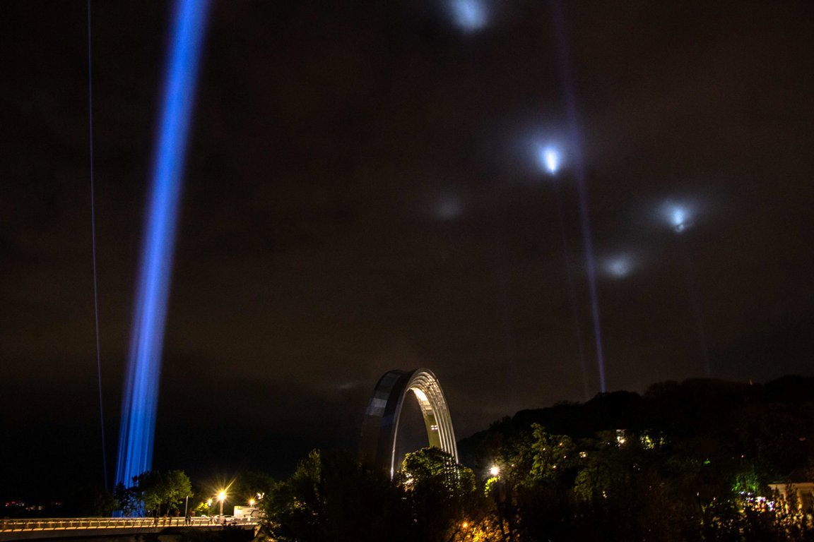 Лучи света были видны из каждого уголочка Киева Лучи света были видны из каждого уголочка Киева