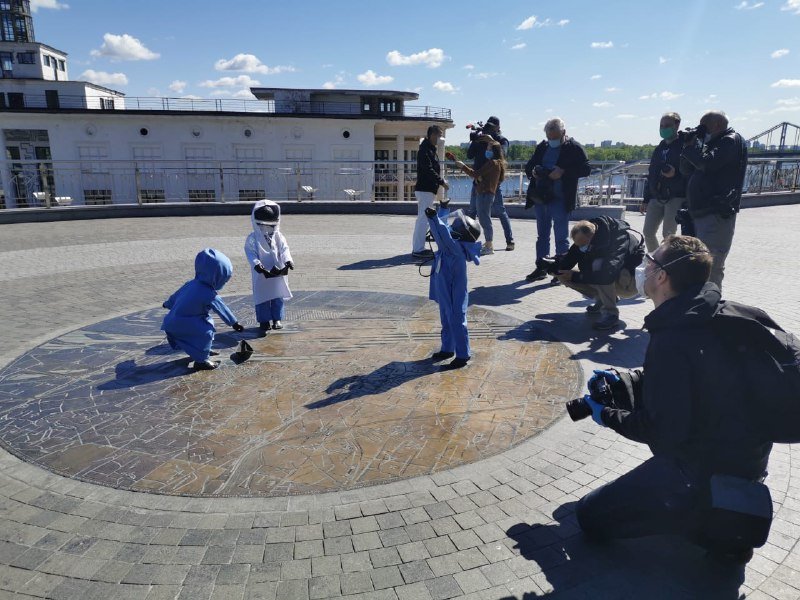 Традиционно малышей одевают под пристальными взглядами журналистов Традиционно малышей одевают под пристальными взглядами журналистов