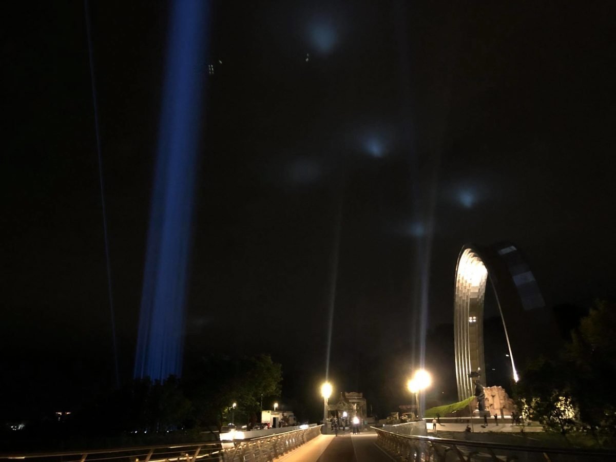 Лучи на Арке Дружбы Народов Лучи на Арке Дружбы Народов