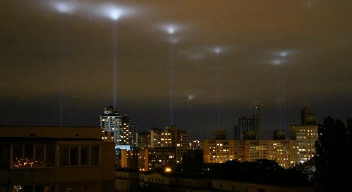 Пучки света видны над всей столицей Пучки света видны над всей столицей