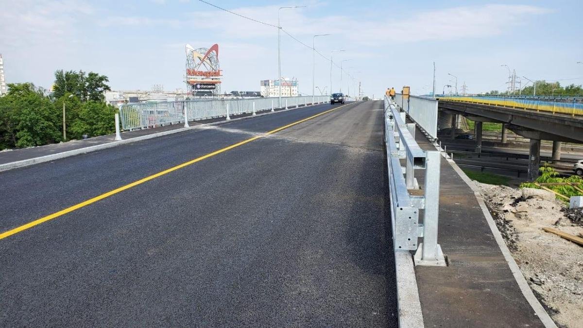 На 2-х путепроводах устроили новую железобетона плиту На 2-х путепроводах устроили новую железобетона плиту