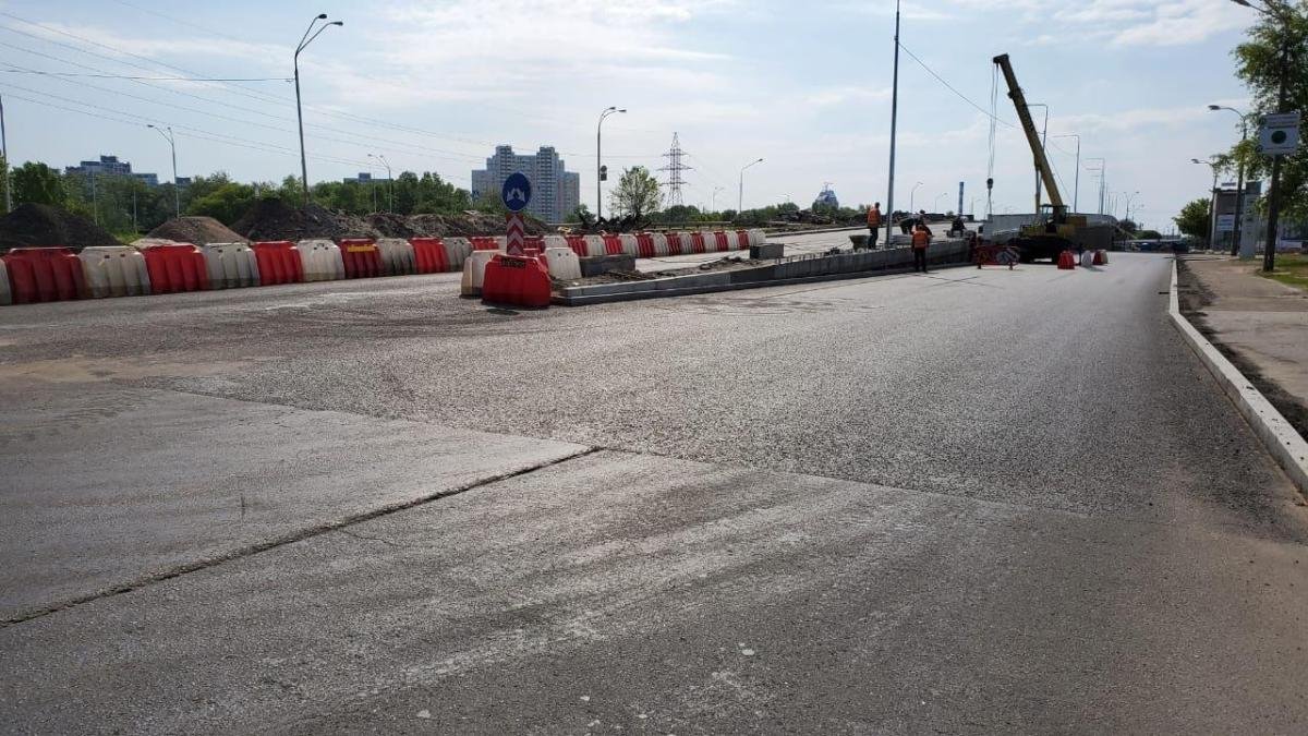 Там заменили опорные части на опорах (для этого домкратами поднимали все прогоны) Там заменили опорные части на опорах (для этого домкратами поднимали все прогоны)