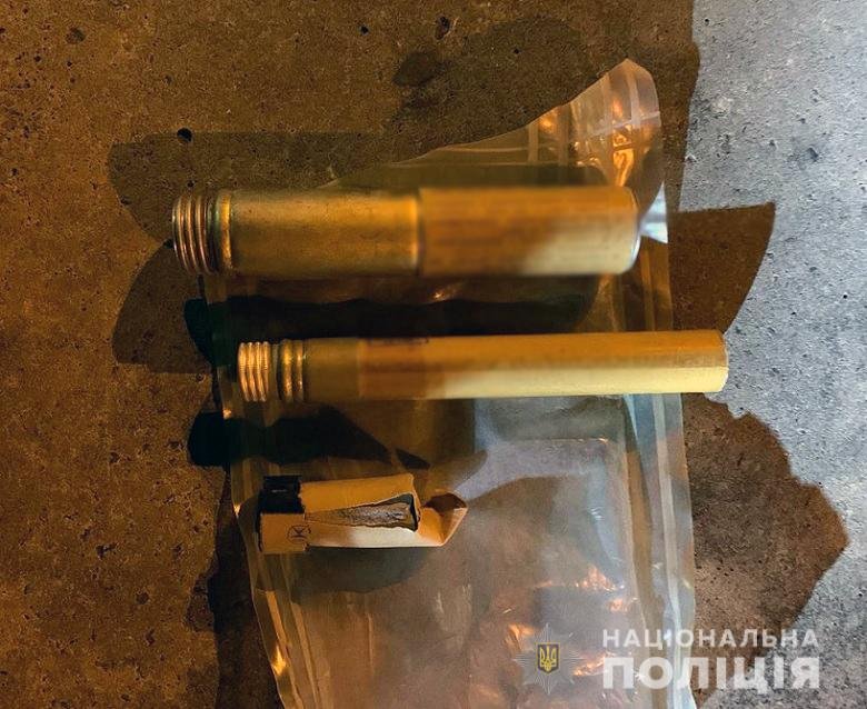 В ходе поверхностного осмотра обнаружили у него гранату «РГД-5» и две сигнальные ракеты В ходе поверхностного осмотра обнаружили у него гранату «РГД-5» и две сигнальные ракеты
