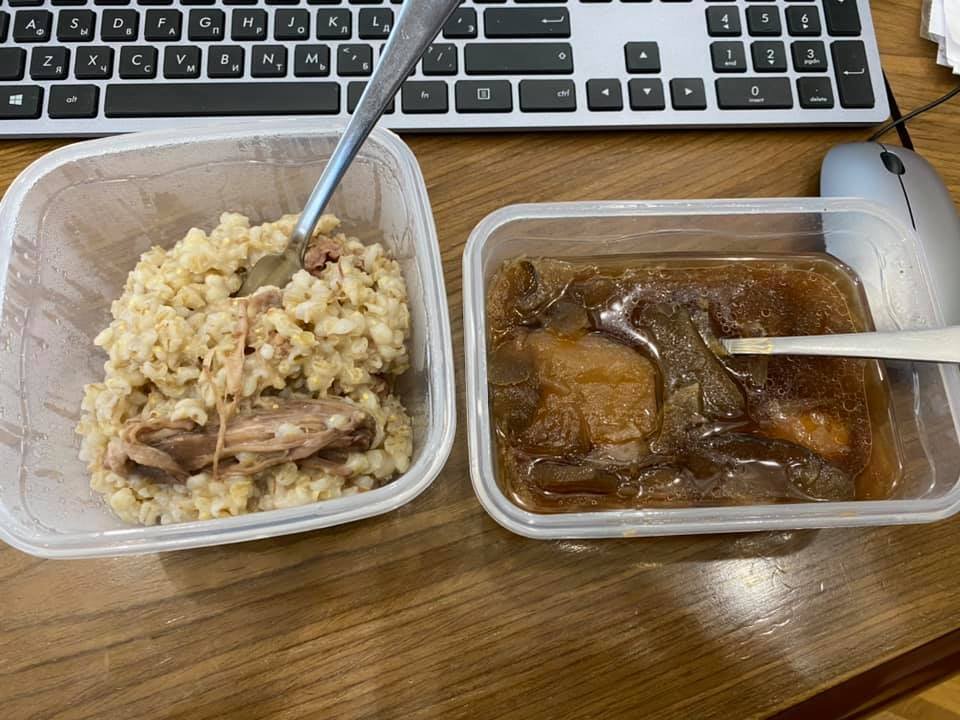 Так выглядит обед: каша с мясом и суп, похожий на борщ