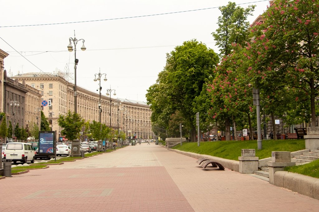 Крещатик. На дорогах тянучка. На тротуарах - никого. Крещатик. На дорогах тянучка. На тротуарах - никого.