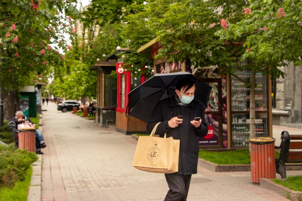 Редкие прохожие, конечно же, есть. На лавках много бездомных со своими пожитками Редкие прохожие, конечно же, есть. На лавках много бездомных со своими пожитками