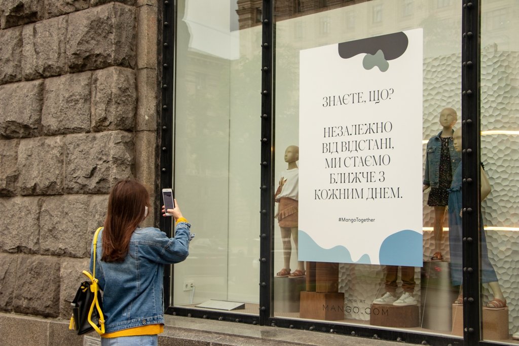 На витринах магазина Mango бросились в глаза плакаты с очень важным социальным смыслом На витринах магазина Mango бросились в глаза плакаты с очень важным социальным смыслом