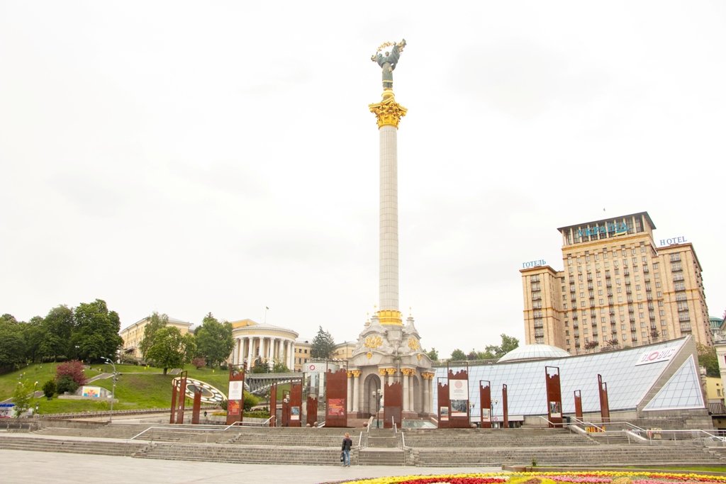 Ладно, я утрировала, смотрю на фото - все такие есть люди. Но один на Майдане - не человек :) Ладно, я утрировала, смотрю на фото - все такие есть люди. Но один на Майдане - не человек :)