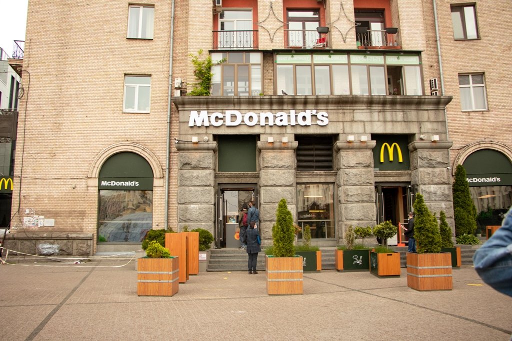McDonalds сделали себе два коридора из клумб для подхода и выхода McDonalds сделали себе два коридора из клумб для подхода и выхода