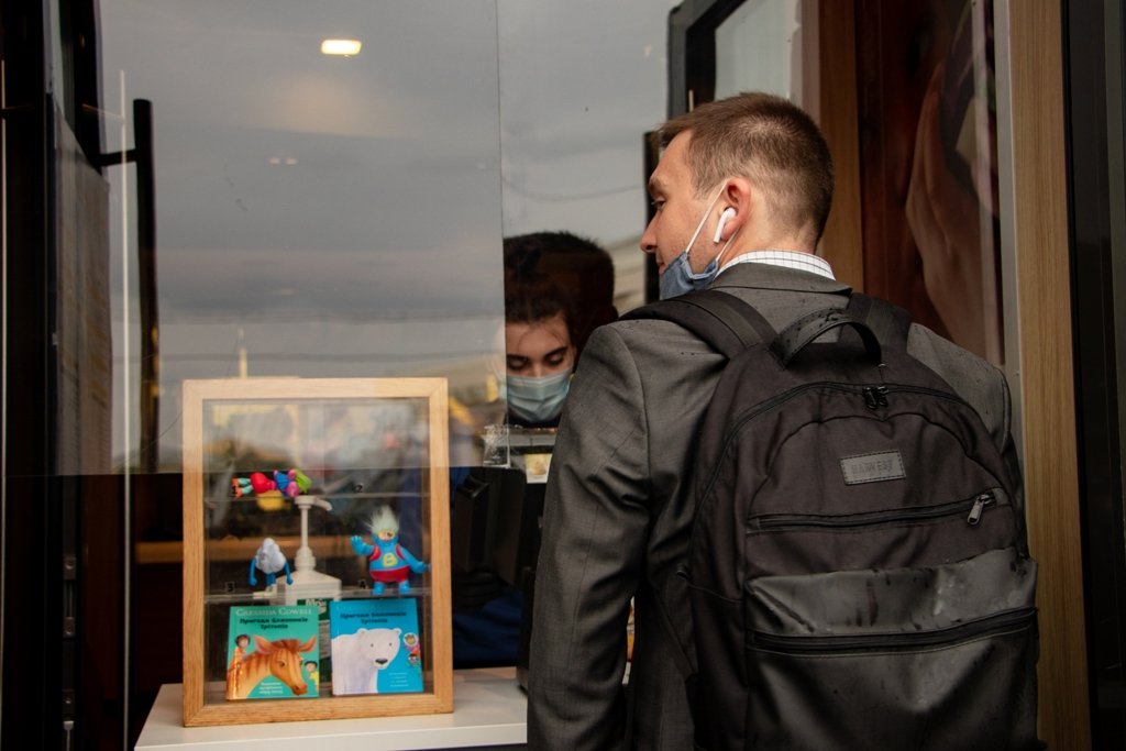 На входе принимают заказы. У другой соседней двери - выдают На входе принимают заказы. У другой соседней двери - выдают