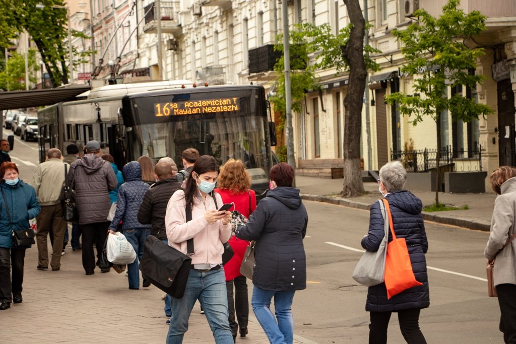 А за углом остановка. Люди стоят в очереди. Соблюдая дистанцию. Хотя странно, ведь в автобусе ее нарушат А за углом остановка. Люди стоят в очереди. Соблюдая дистанцию. Хотя странно, ведь в автобусе ее нарушат