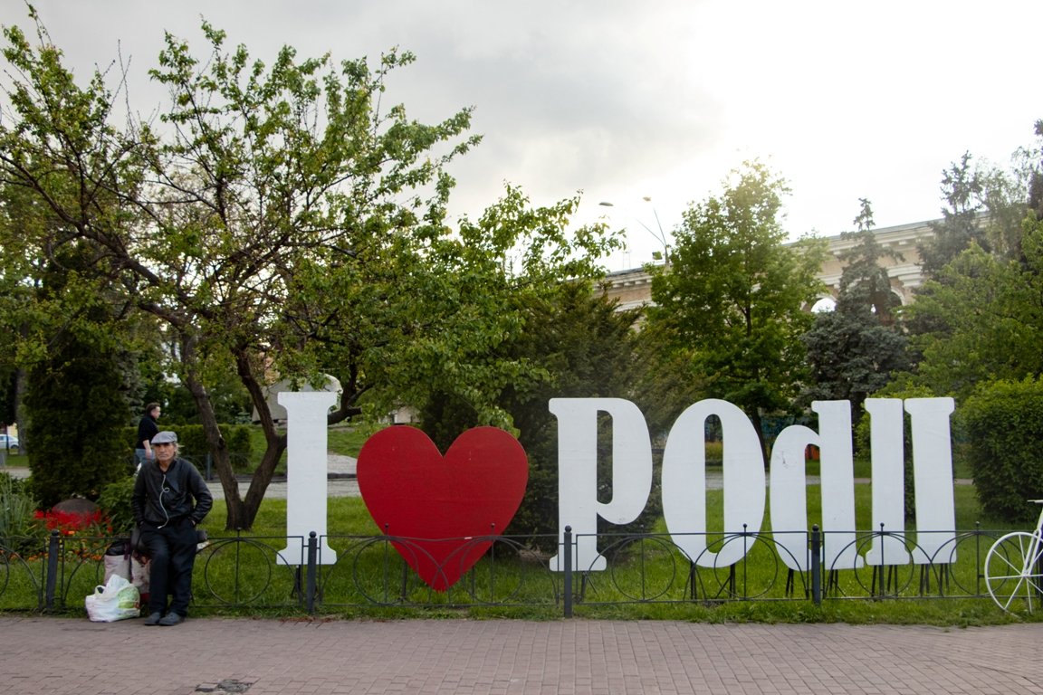 И очень много бездомных по городу