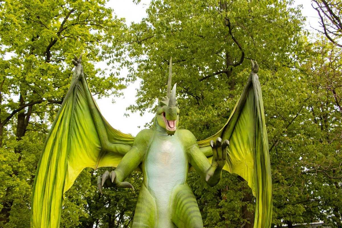 У входа вас встретит огромный дракон