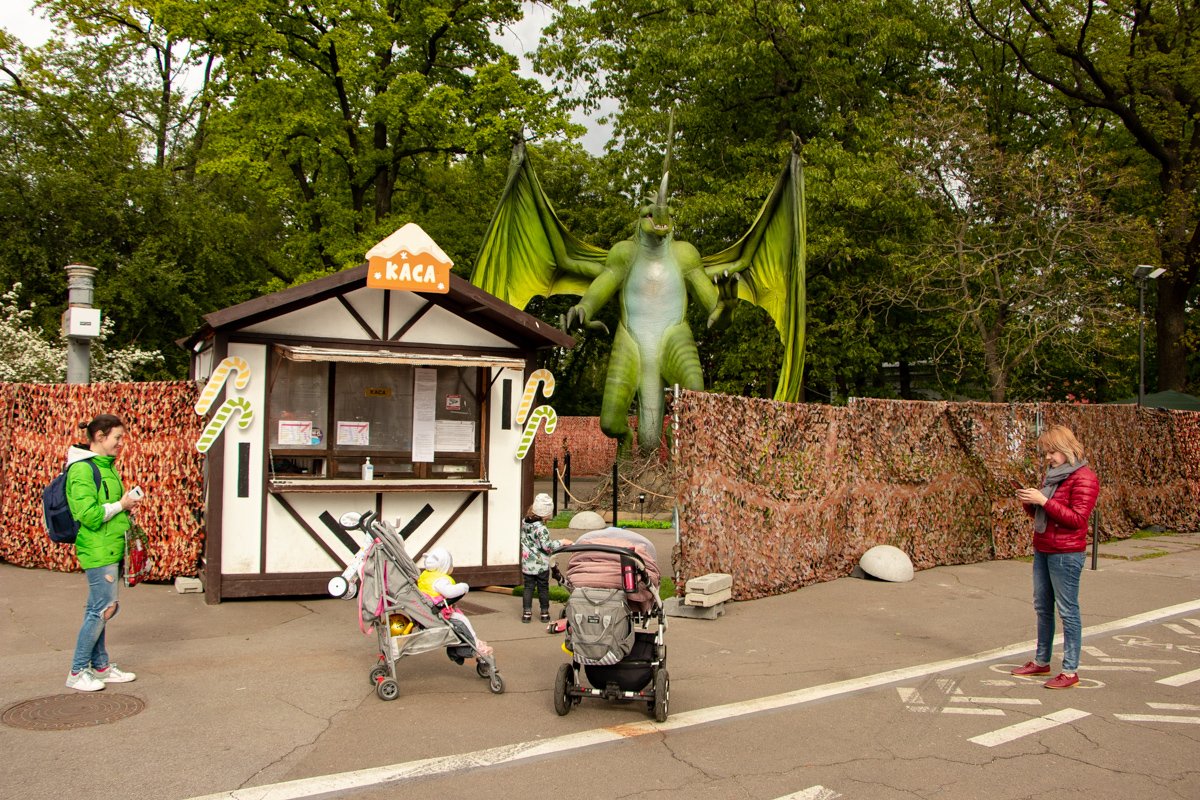 Посетителей пускают в масках и ограничивают количество человек в парке Посетителей пускают в масках и ограничивают количество человек в парке