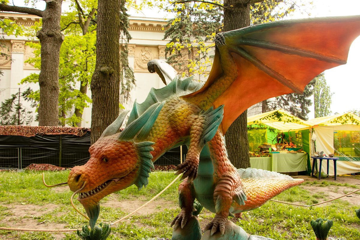 Рядом со всеми фигурами размещены информационные панели с названием и легендами