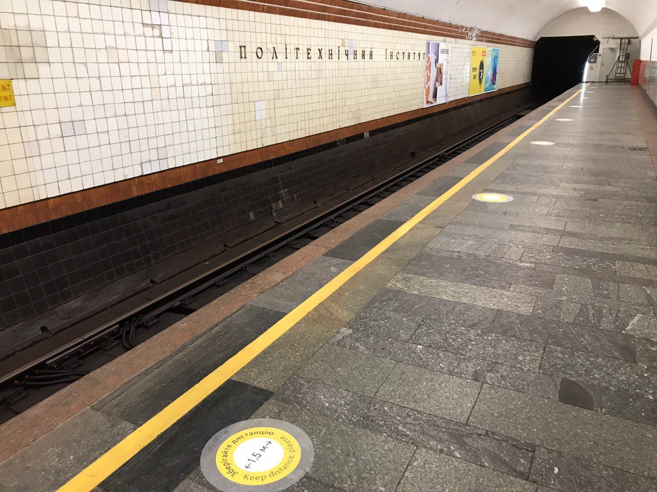 На полу видим разметку