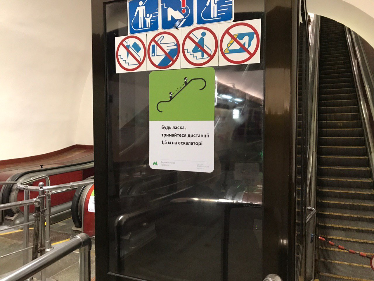 Даже на эскалаторе нужно соблюдать дистанцию 