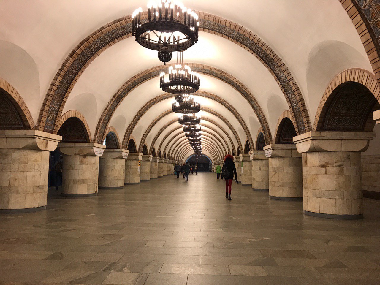 Но это только на платформе, в холле давно такого не видели