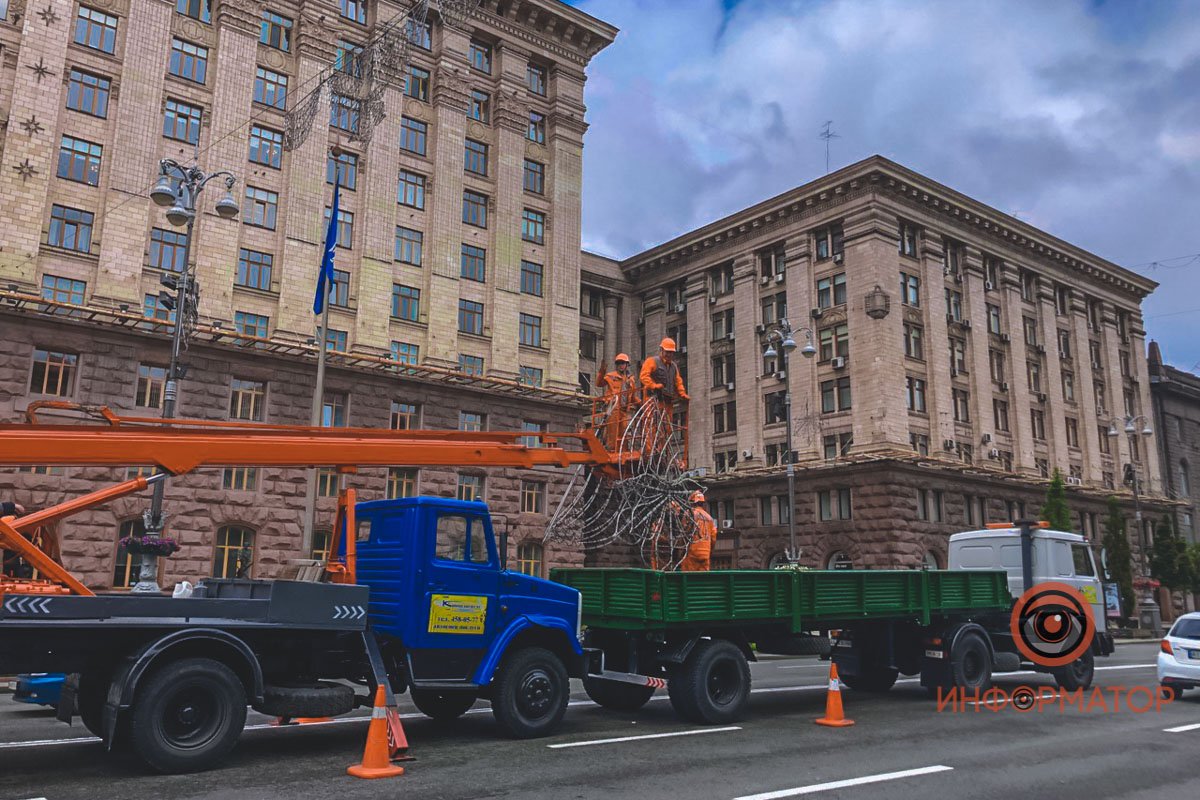 На Крещатике развешивают праздничную иллюминацию На Крещатике развешивают праздничную иллюминацию
