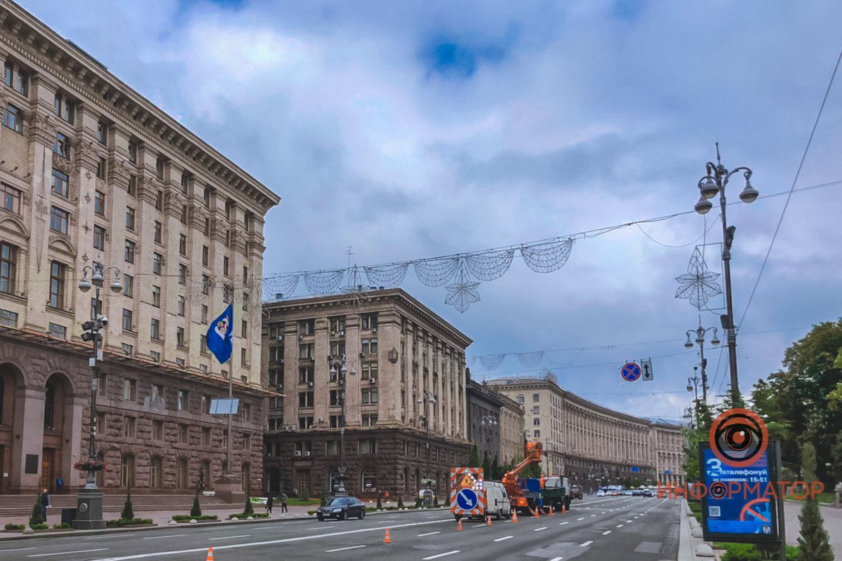 На главной улице появились светильнике в форме каштанов На главной улице появились светильнике в форме каштанов