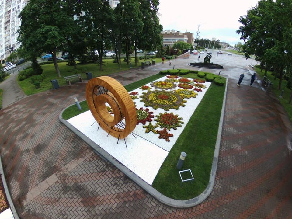 Авторы вдохновлялись произведением Льюиса Кэрролла “Алиса в стране чудес”