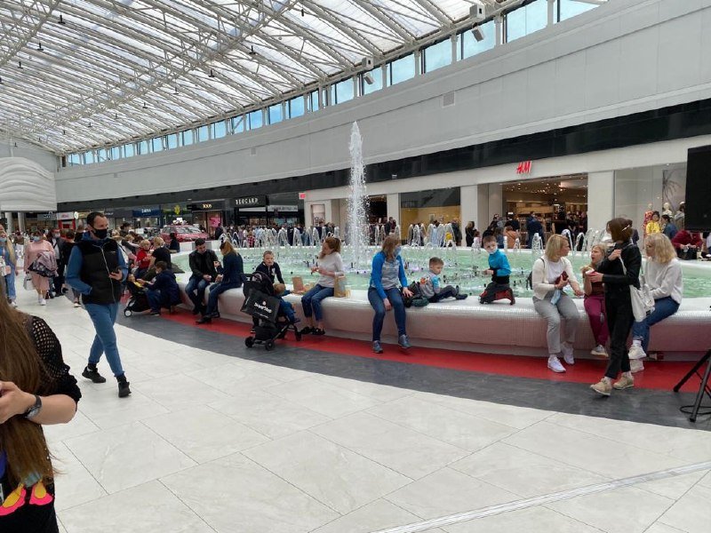 Центральная площадь у фонтана выглядит как в обычный выходной Центральная площадь у фонтана выглядит как в обычный выходной