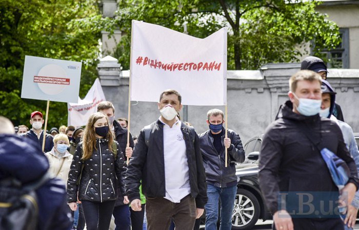 В Киеве под Кабмином предприниматели гремят посудой и требуют открыть рестораны 2