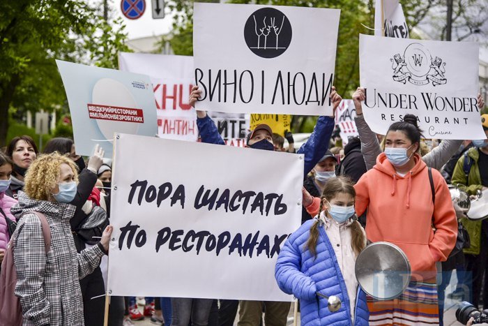 В Киеве под Кабмином предприниматели гремят посудой и требуют открыть рестораны 3