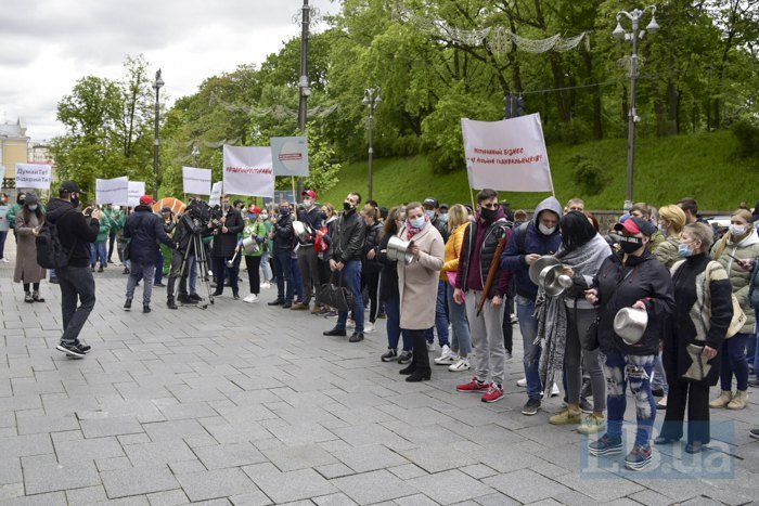 В Киеве под Кабмином предприниматели гремят посудой и требуют открыть рестораны 4
