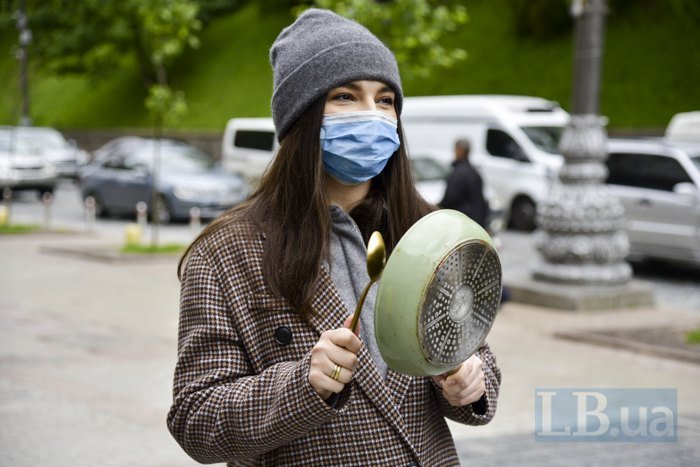 В Киеве под Кабмином предприниматели гремят посудой и требуют открыть рестораны 5