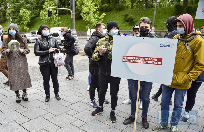 В Киеве под Кабмином предприниматели гремят посудой и требуют открыть рестораны 6