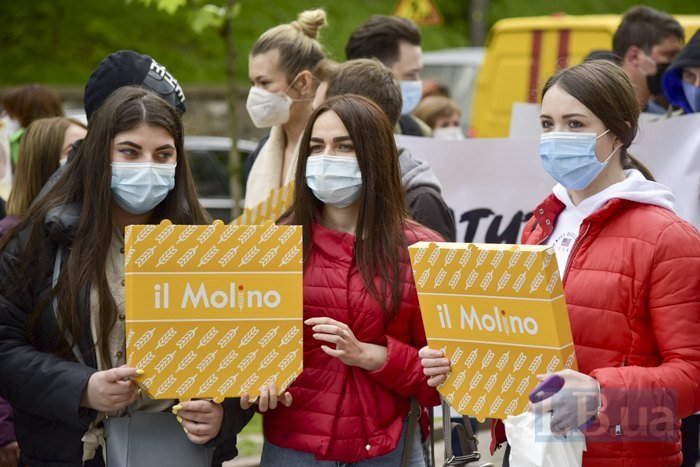 В Киеве под Кабмином предприниматели гремят посудой и требуют открыть рестораны 7